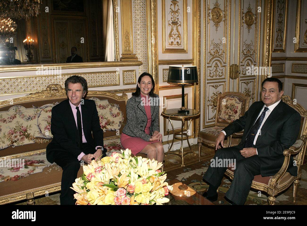Segolene Royal, candidate à la présidence socialiste française, et Jack Lang,  ancien ministre socialiste de l'éducation, rencontrent le président  égyptien Hosni Moubarak à la Résidence Marigny, à Paris, le 9 décembre 2006.