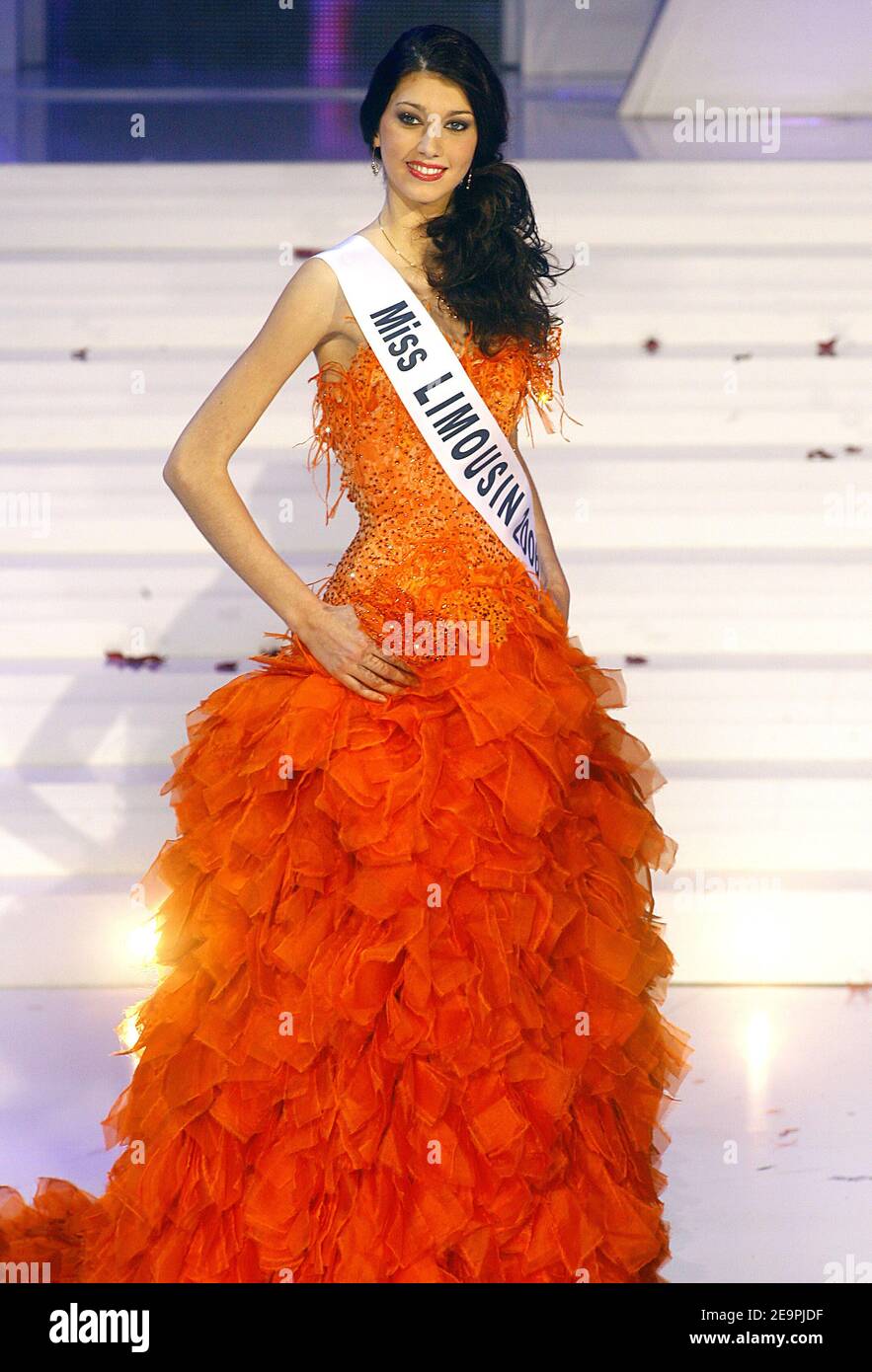 Miss France 2007 première dauphine Miss Limousin Sophie Vouzelaud sur scène lors de la nuit électorale 2007 qui s'est tenue au Futuroscope, à Poitiers, France, le 9 décembre 2006. Mlle Picardie, Rachel Legrain-Trapani, est Mlle France 2007. Photo de Patrick Bernard/ABACAPRESS.COM Banque D'Images