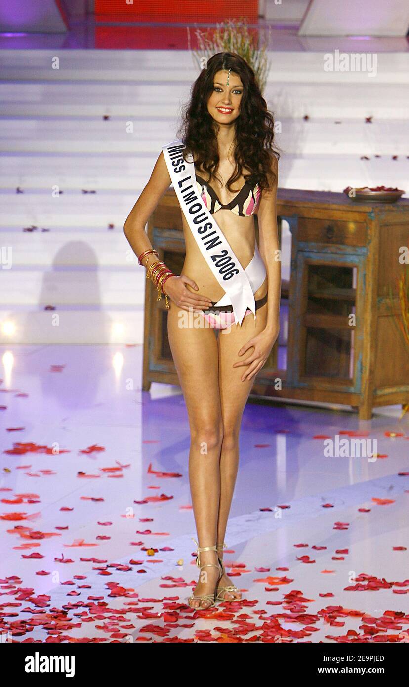 Miss France 2007 première dauphine Miss Limousin Sophie Vouzelaud sur scène lors de la nuit électorale 2007 qui s'est tenue au Futuroscope, à Poitiers, France, le 9 décembre 2006. Mlle Picardie, Rachel Legrain-Trapani, est Mlle France 2007. Photo de Patrick Bernard/ABACAPRESS.COM Banque D'Images