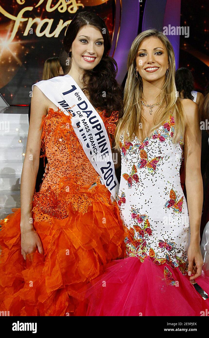Première dauphine Miss Limousin Sophie Vouzelaud pose avec Miss France 2006 Alexandra Rosenfeld, lors de l'élection de Miss France 2007 tenue au Futuroscope, à Poitiers, France, le 9 décembre 2006. Mlle Picardie, Rachel Legrain-Trapani, est Mlle France 2007. Photo de Patrick Bernard/ABACAPRESS.COM Banque D'Images