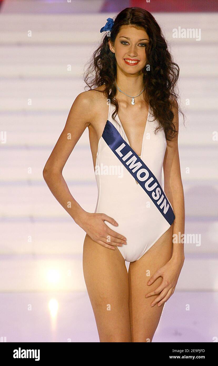 La première dauphine Miss Limousin, Sophie Vouzelaud, pose lors de l'élection de Miss France 2007 qui s'est tenue au Futuroscope, à Poitiers, en France, le 9 décembre 2006. Mlle Picardie, Rachel Legrain-Trapani, est Mlle France 2007. Photo de Patrick Bernard/ABACAPRESS.COM Banque D'Images