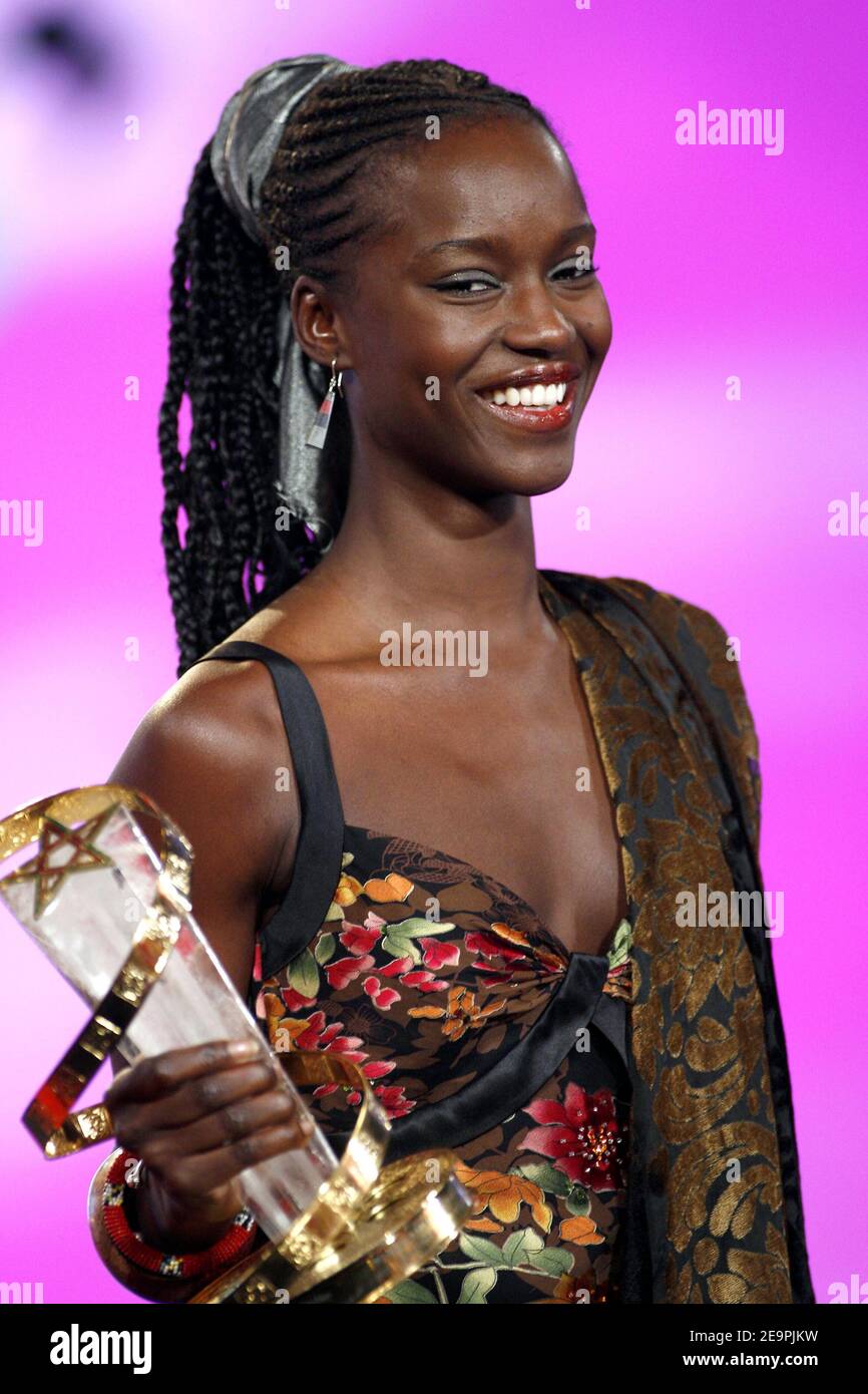 Fatou n'Diaye avec son trophée de la meilleure actrice pour le film "UN dimanche à Kigali" lors de la cérémonie de clôture du 6ème Festival International du film de Marrakech au Maroc le 9 décembre 2006. Photo de Thierry Orban/ABACAPRESS.COM Banque D'Images