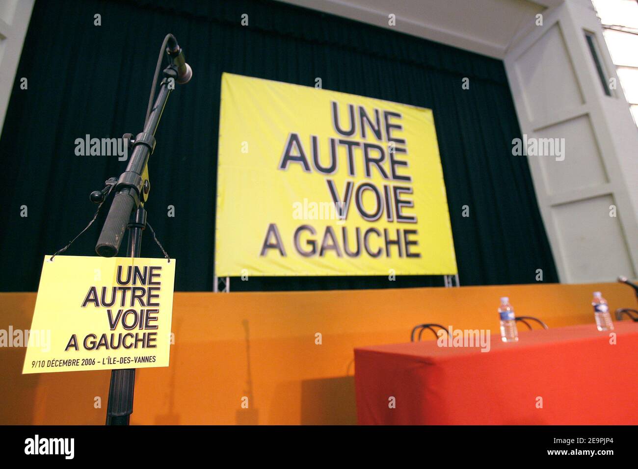 Une réunion de l'alliance 'anti-libérale' pour désigner un candidat à l'élection présidentielle française de 2007, à l'Ile-Saint-Denis, près de Paris, le 10 décembre 2006. Les partis de gauche, les différentes nuances de politique écologiste, trotskiste et anticapitaliste, tentent de joindre leurs forces pour désigner un candidat. Photo de Bernard Bisson/ABACAPRESS.COM Banque D'Images