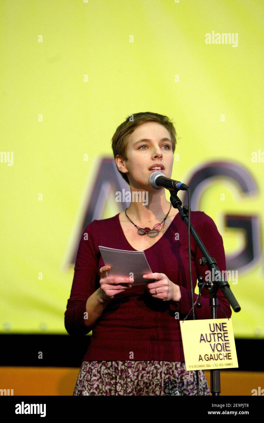 Clementine Autain assiste à une réunion de l'alliance 'anti-libérale' pour désigner un candidat à l'élection présidentielle française de 2007, à l'Ile-Saint-Denis, près de Paris, le 10 décembre 2006. Les partis de gauche, les différentes nuances de politique écologiste, trotskiste et anticapitaliste, tentent de joindre leurs forces pour désigner un candidat. Photo de Bernard Bisson/ABACAPRESS.COM Banque D'Images