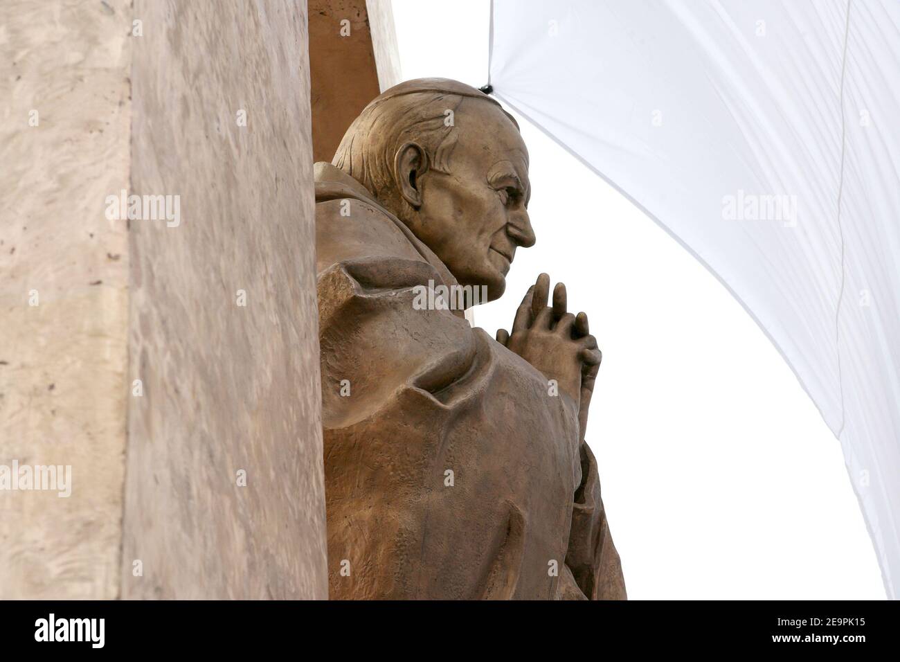 Dévoilement d'une statue géante du regretté Pape Jean-Paul II, le 10  décembre 2006, à Ploermel, dans l'ouest de la France. La statue en bronze  de huit mètres (25 pieds) du souverain pontife
