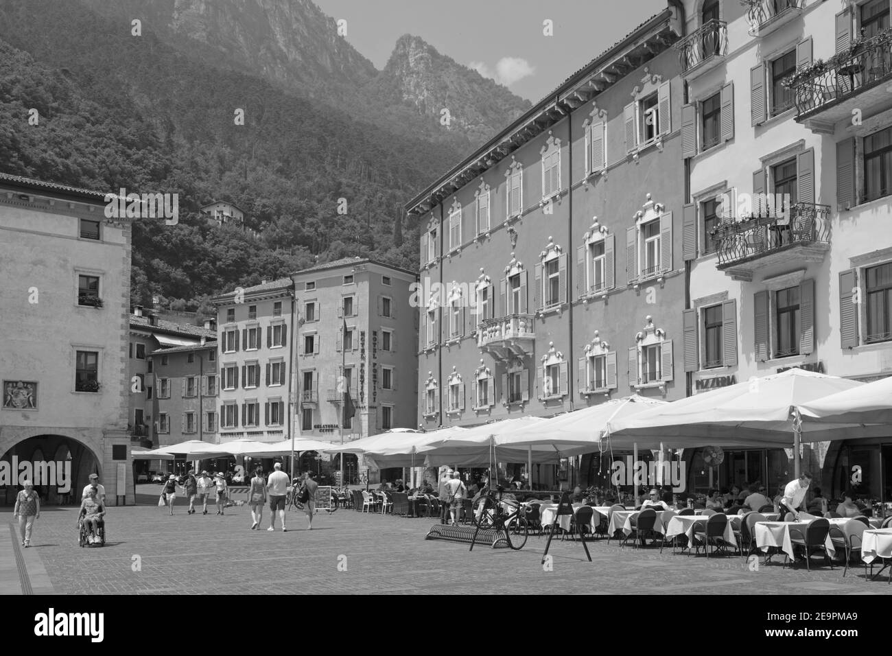 RIVA DEL GARDA, ITALIE - Le 6 juin 2019 : La Piazza Catena carré sur le front du Lago di Garda Lake. Banque D'Images