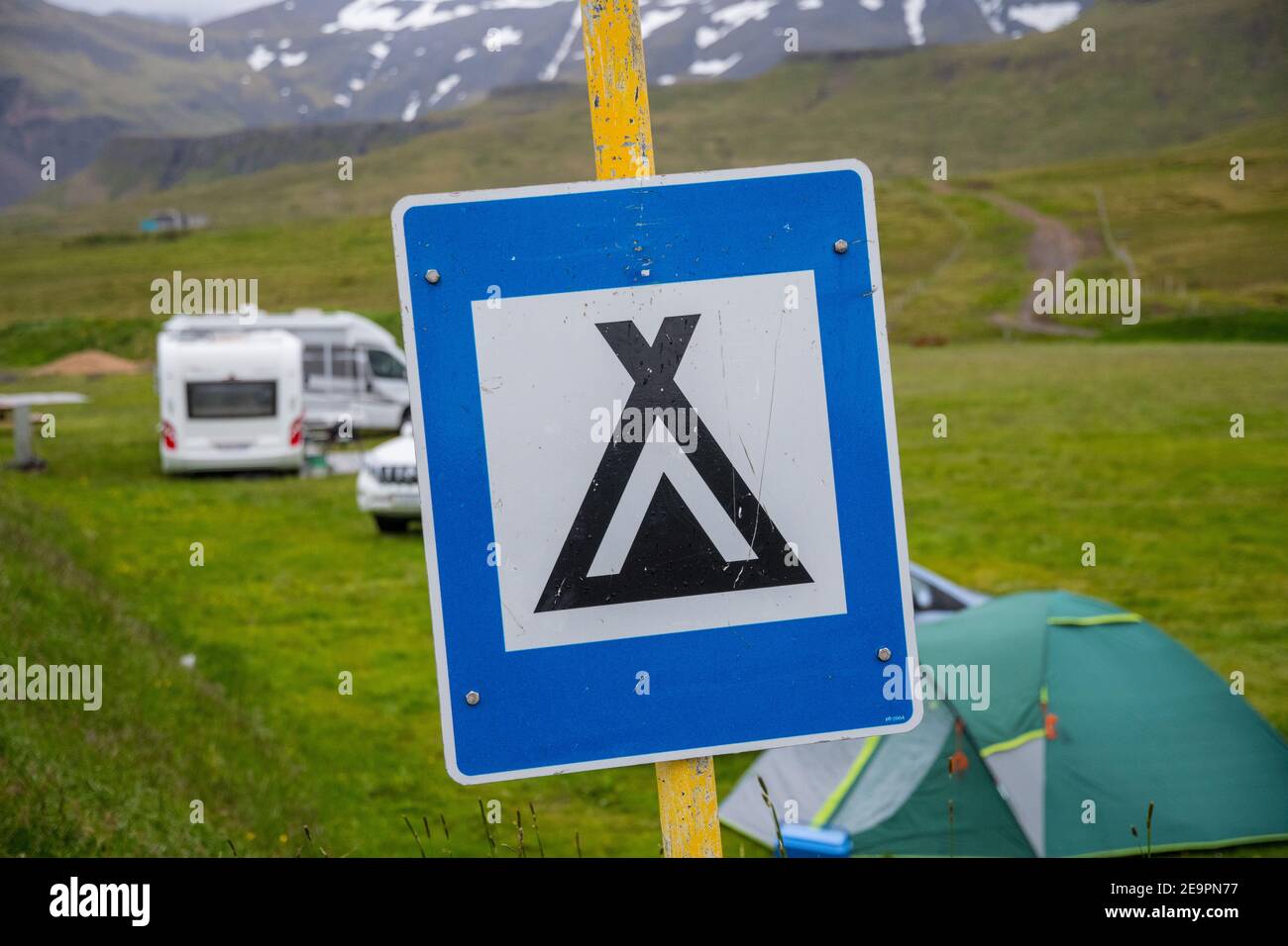 Panneau de camping dans une ville de campagne islandaise Banque D'Images