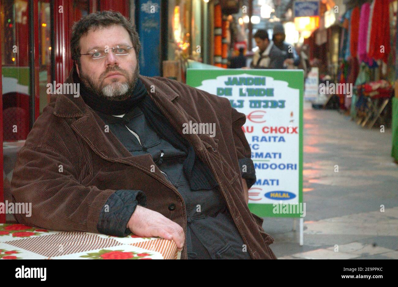 Jean-Jacques Jauffret, 41 ans, est photographié autour du passage Brady, un  quartier indien à Paris, en France, le 20 décembre 2006. En 2005, Jean-Jacques  Jauffret a dû payer des frais de 500