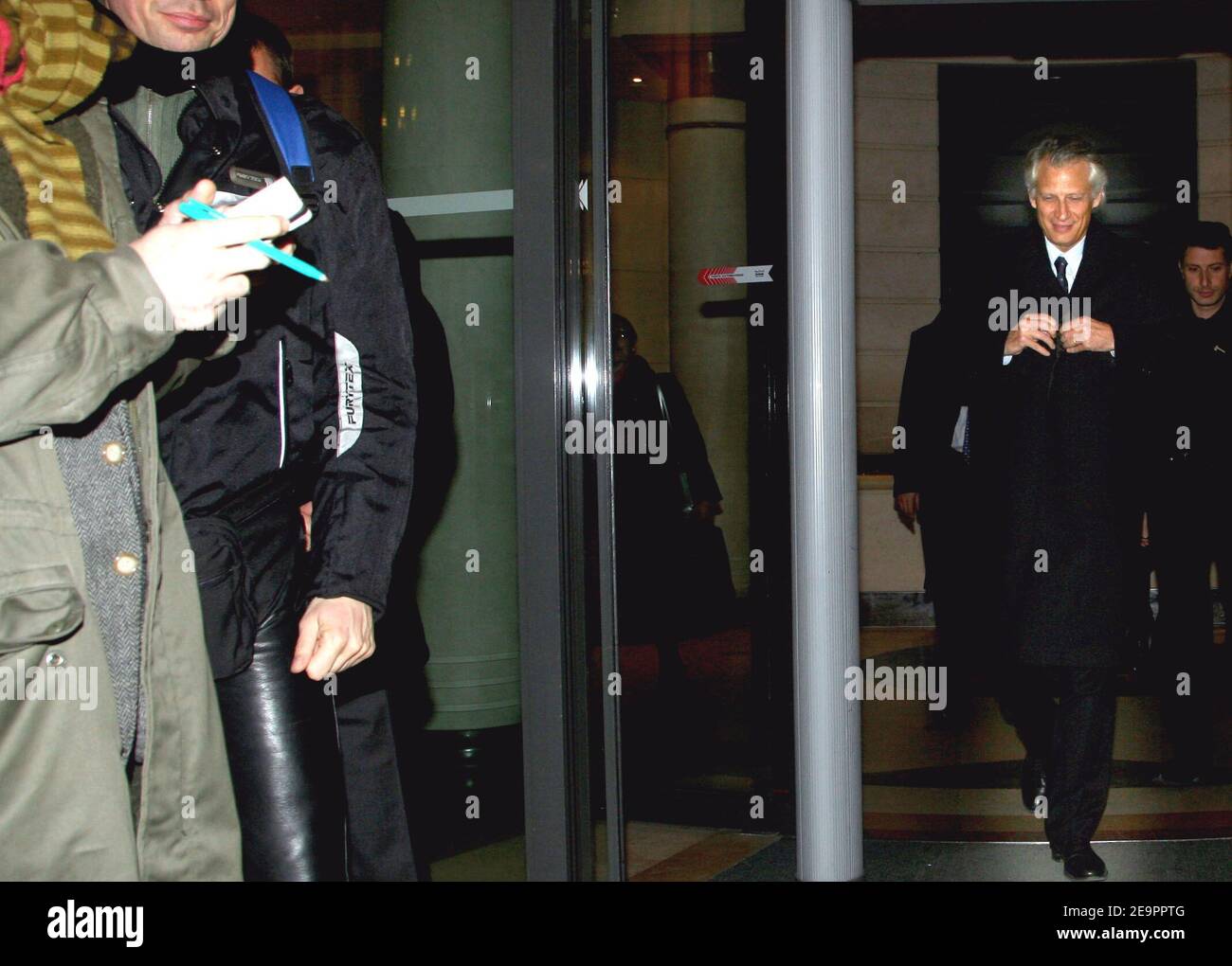 Le Premier ministre Dominique de Villepin a quitté les tribunaux à trois heures du matin après avoir témoigné auprès des juges à Paris, en France, le 22 décembre 2006. Villepin a été entendu parler de ce que les médias français ont appelé l'affaire Clearstream. Photo de Mehdi Taamallah/ABACAPRESS.COM Banque D'Images