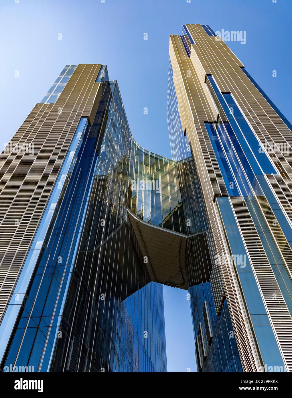 Architecture moderne en verre par temps ensoleillé avec formes abstraites Banque D'Images