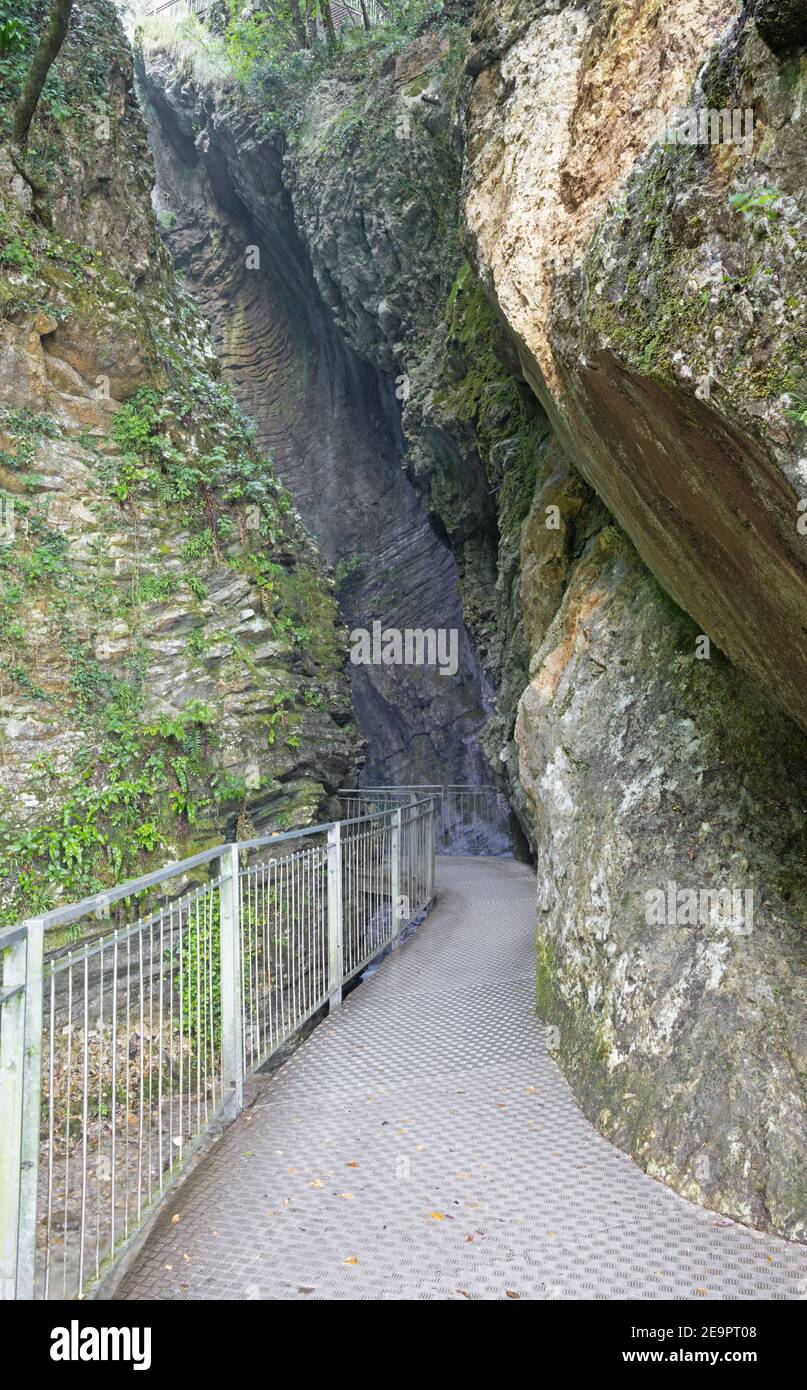 RIVA DEL GARDA, ITALIE - juin 7, 2019 : La chute d'eau dans cave Cascata Varone près de la Riva del Garda et le lac Lago di Garda. Banque D'Images