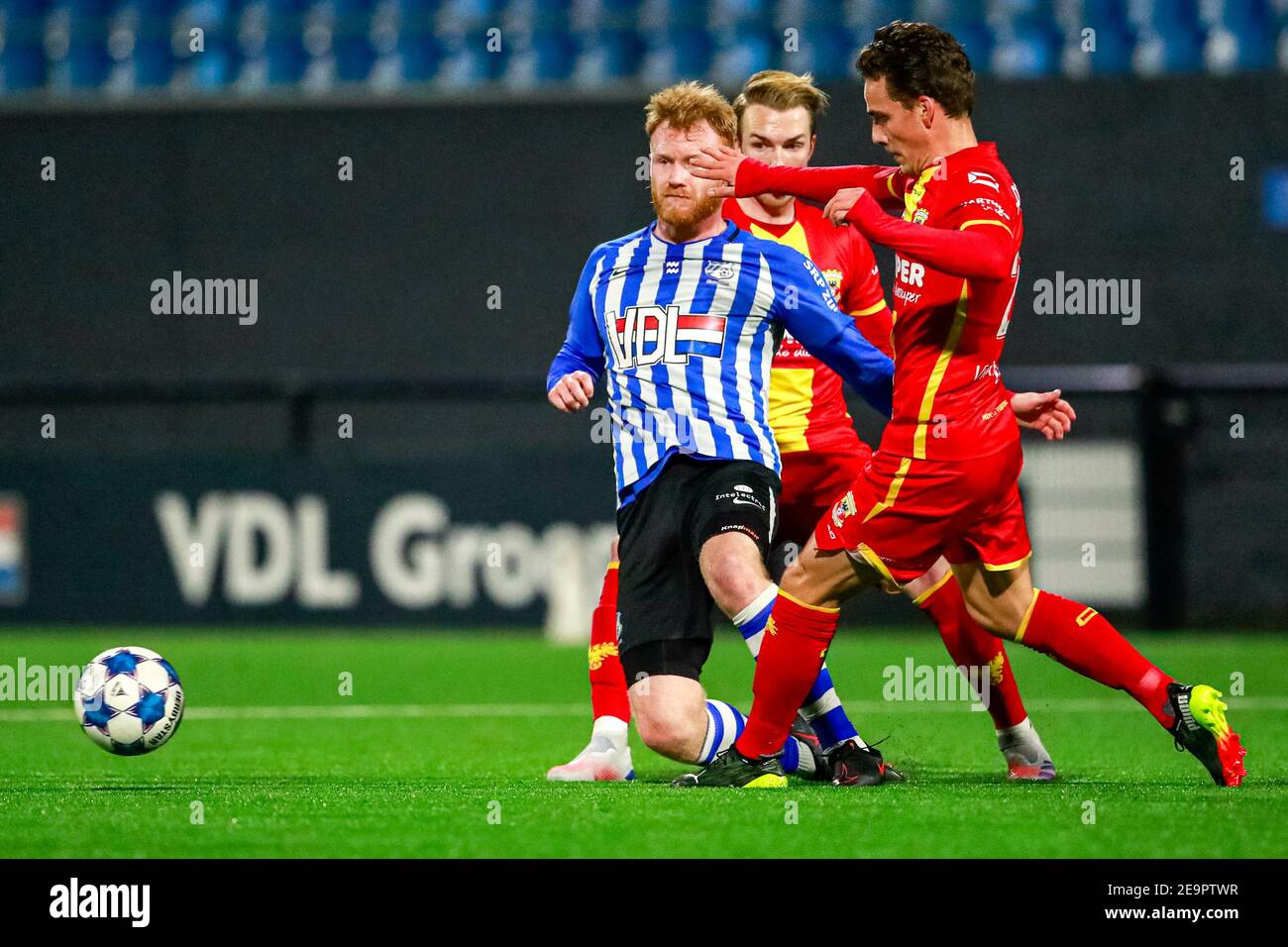 EINDHOVEN, PAYS-BAS - FÉVRIER 5: (G-D): Jort van der Sande du FC Eindhoven, Bradly van Hoeven du Vas-y Eagles pendant le Keukenkampioendi néerlandais Banque D'Images