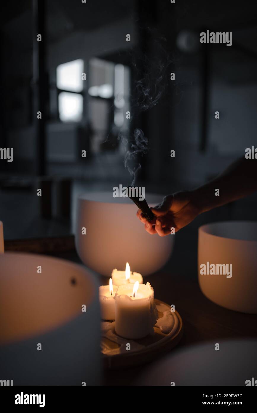 Femme main tenant le paquet d'herbe de sauge séchée bâton de taches fumeurs Banque D'Images