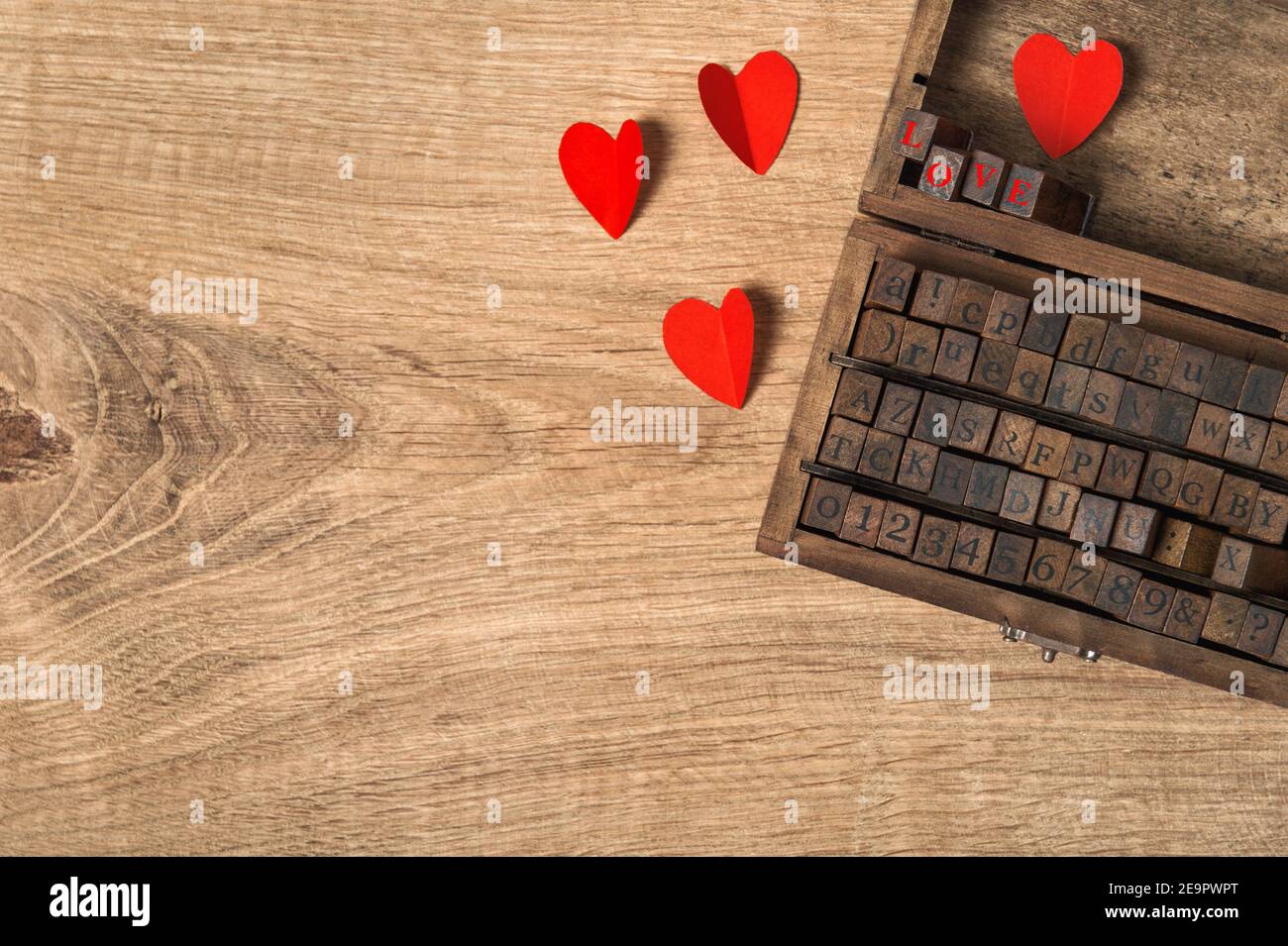 Coeurs en papier rouge sur fond en bois. Décoration de style vintage Banque D'Images
