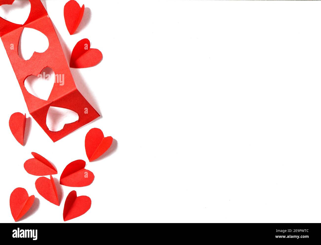 Fond de la Saint-Valentin papier rouge coeurs sur blanc Banque D'Images