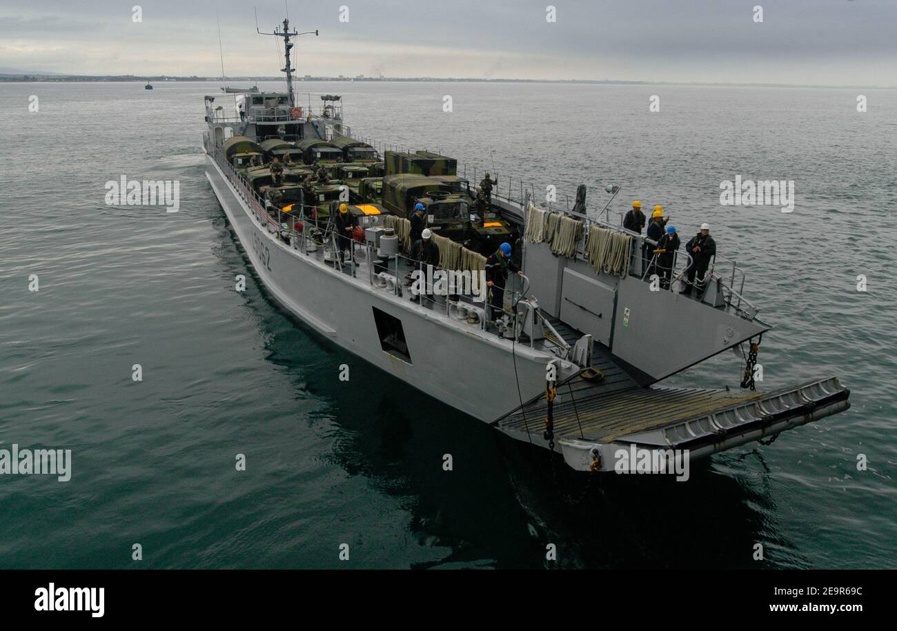 FS Hallebarde un bateau d'atterrissage de la Marine française quittant le Navire d'assaut FS Mistral après avoir ramassé des soldats et véhicules Banque D'Images