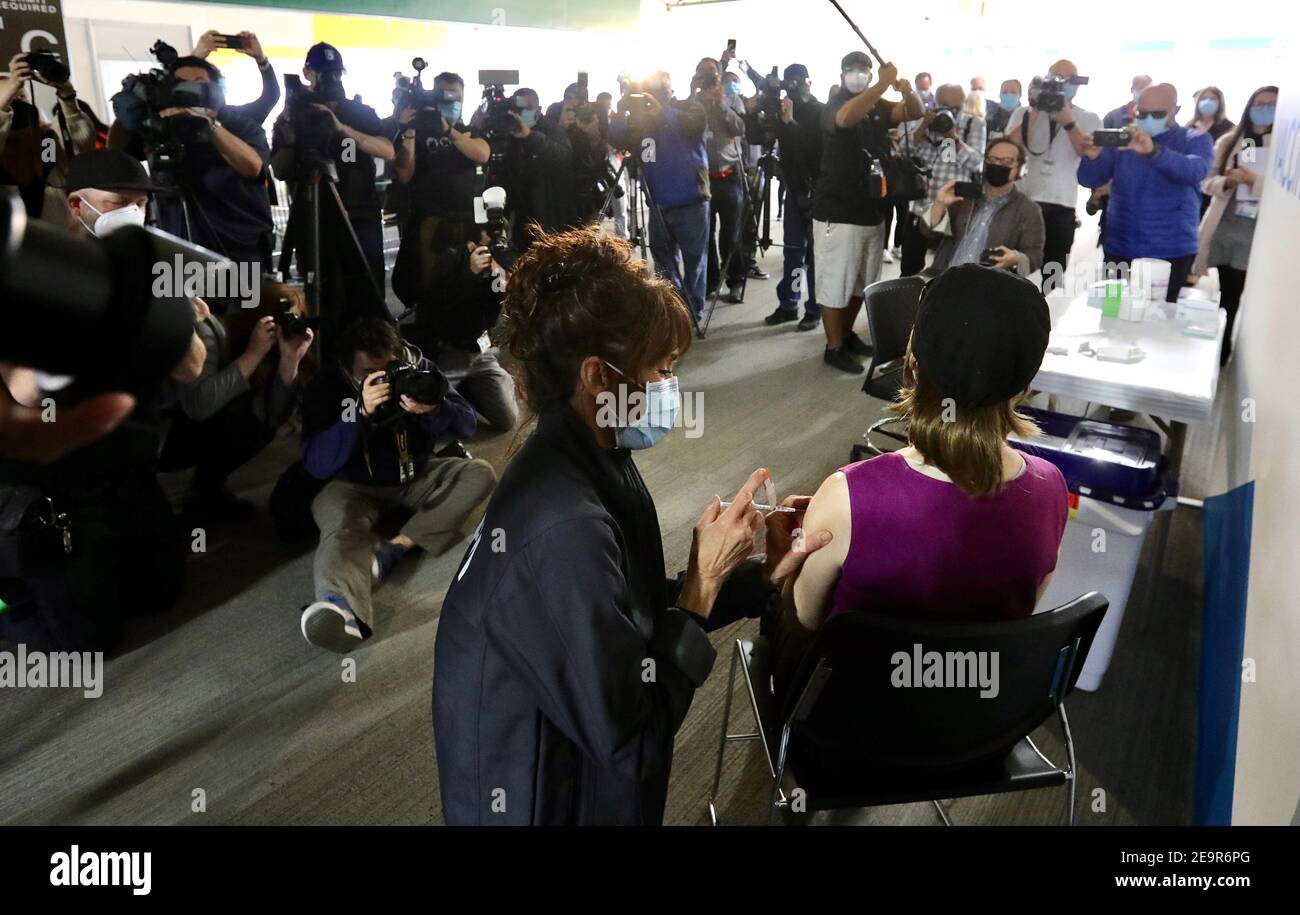 Pomona. 6 février 2021. Un travailleur de la santé administre une dose du vaccin COVID-19 à un nouveau site de vaccination de l'Université polytechnique de Californie à Pomona, dans le comté de Los Angeles, en Californie, aux États-Unis, le 5 février 2021. Un autre site de vaccination à grande échelle COVID-19 a été ouvert vendredi au public à la structure de stationnement de l'Université polytechnique de l'État de Californie à Pomona, dans le but de fournir des vaccins aux résidents particulièrement vulnérables, à commencer par ceux de 75 ans et plus. Credit: Xinhua/Alay Live News Banque D'Images