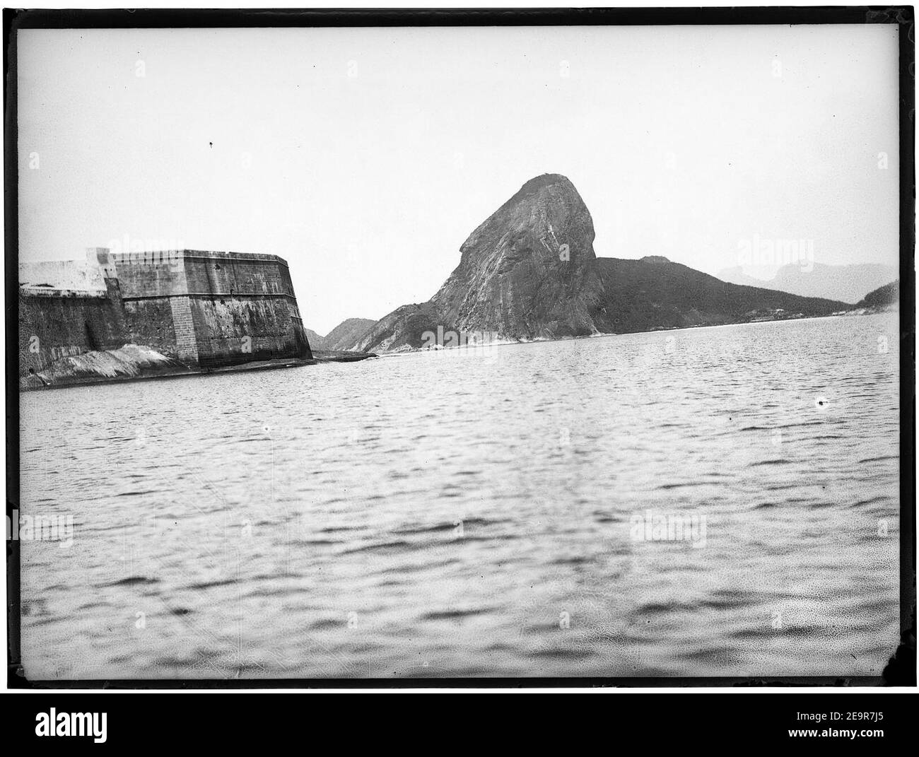 Morro do Pão de Açúcar visto a partir da Fortaleza de Santa Cruz. Banque D'Images