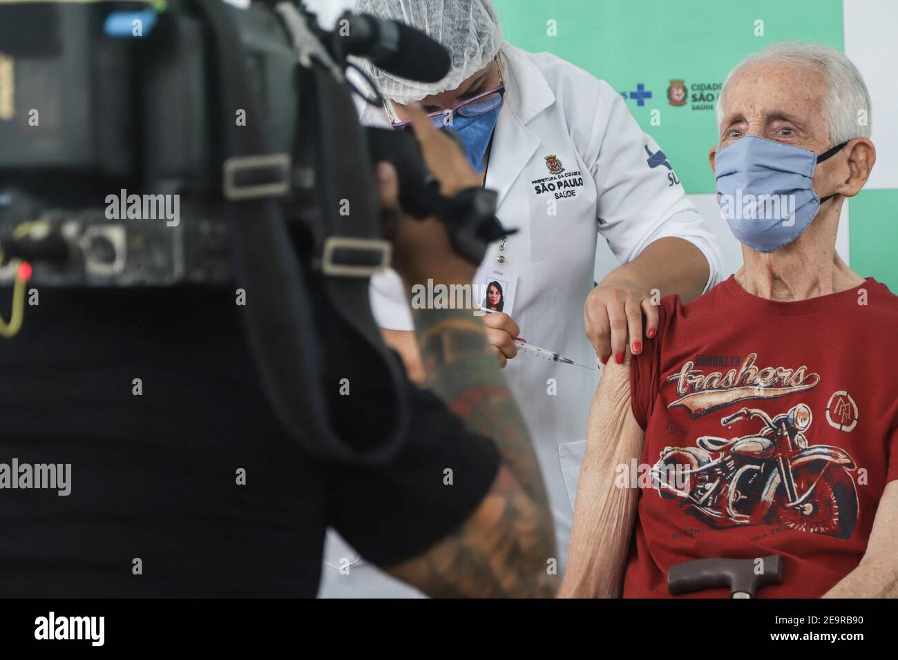 Sao Paulo, Brésil. 5 février 2021. Un homme reçoit une dose de CoronaVac, un vaccin contre le COVID-19 de Chine, le premier jour de l'inoculation pour les personnes de plus de 90 ans, à Sao Paulo (Brésil), le 5 février 2021. Credit: Rahel Patrasso/Xinhua/Alamy Live News Banque D'Images