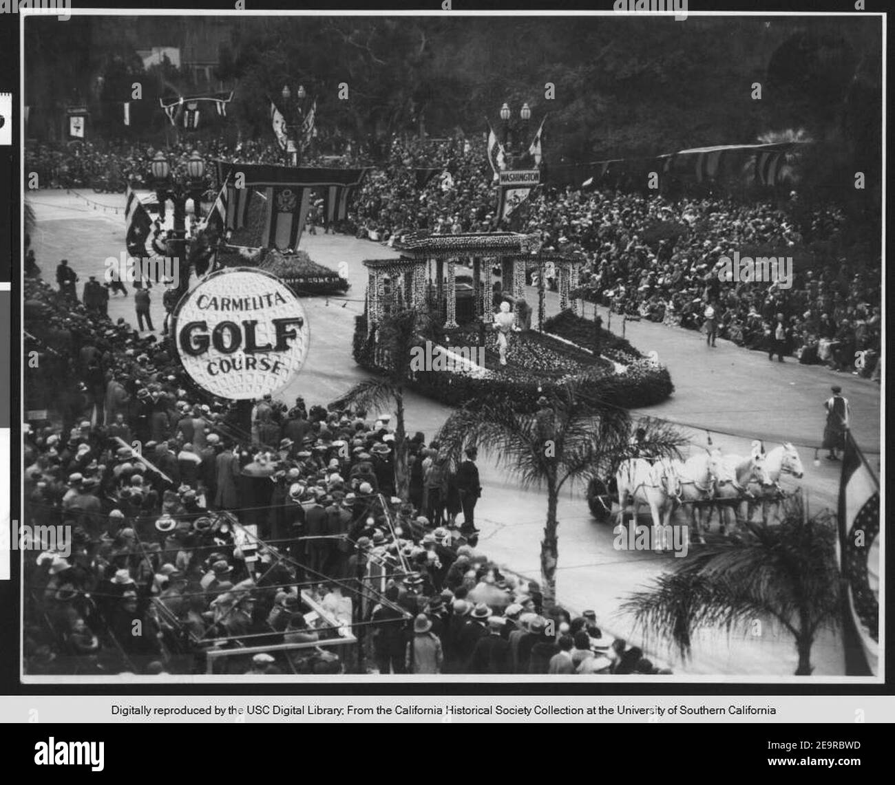 Flotteur motorisé à la célébration du tournoi Pasadena de Roses ca1920. Banque D'Images