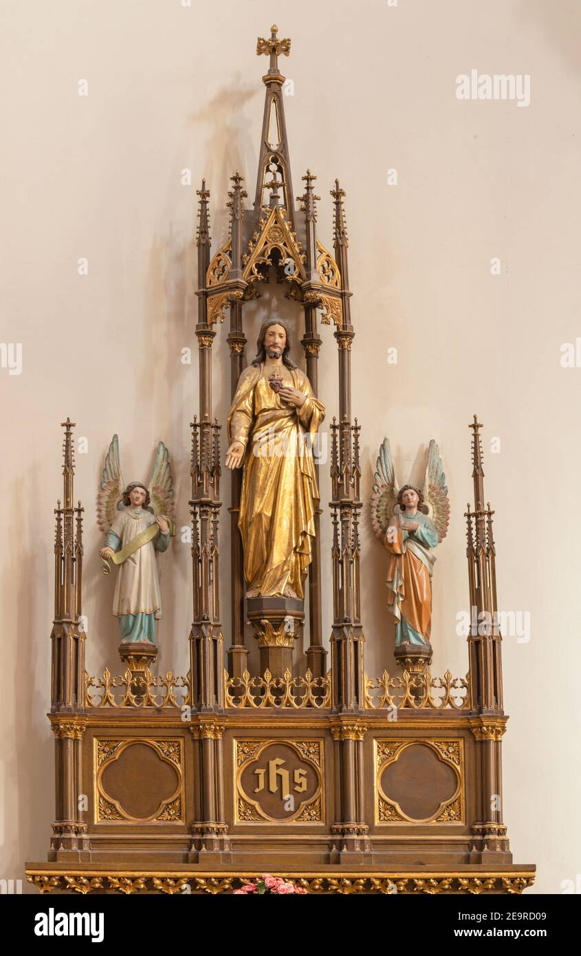 VIENNE, AUSTIRA - 22 OCTOBRE 2020 : le haut sculpté de l'autel néo-gothique sculpté avec le coeur de la statue de Jésus dans l'église Laurentiuskirche. Banque D'Images