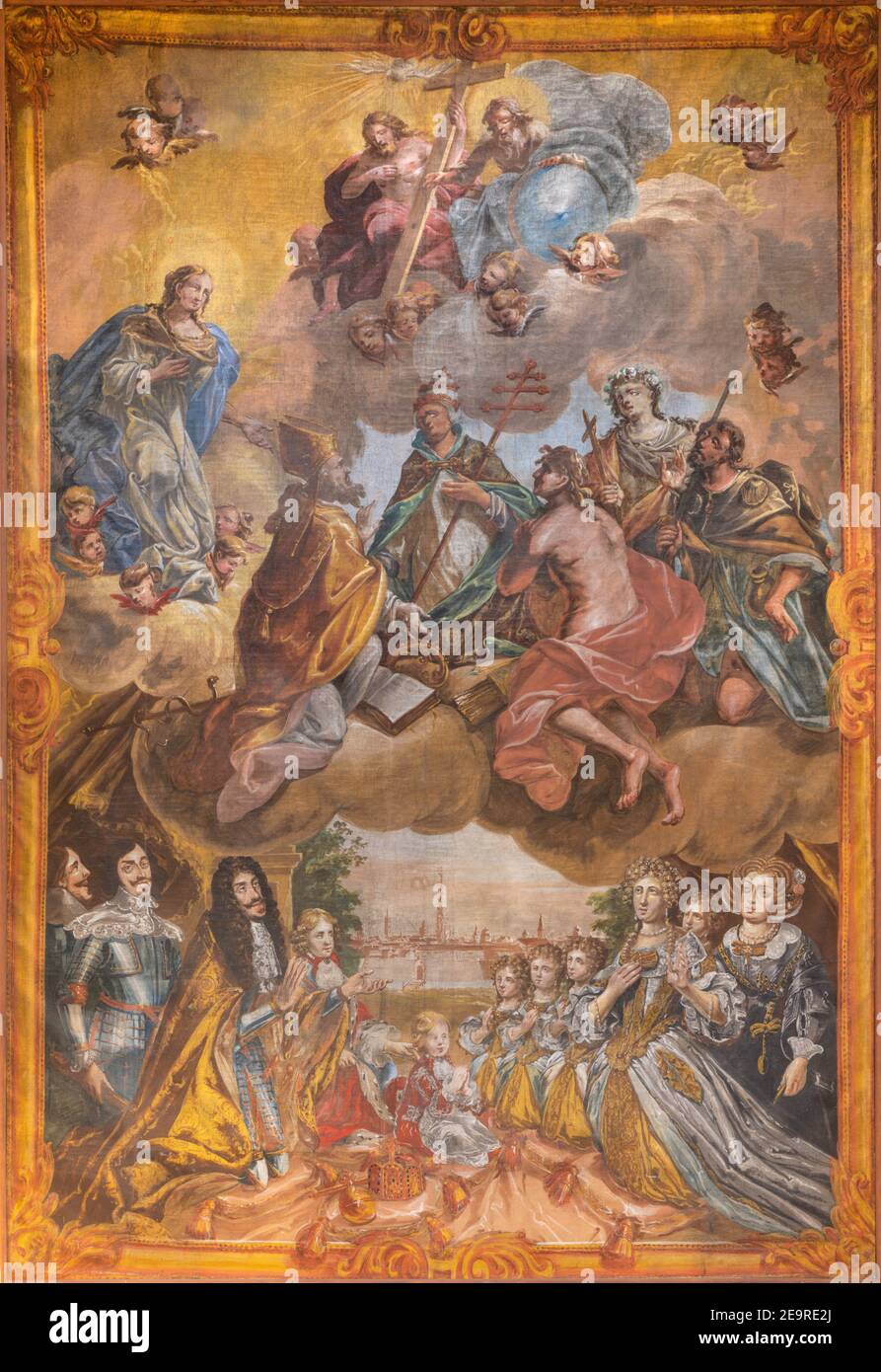 VIENNE, AUSTIRA - 22 OCTOBRE 2020 : peinture d'adoration de la Sainte Trinité avec les saints, les seigneurs et la ville de Vienne en arrière-plan dans l'église Rochuskirche Banque D'Images