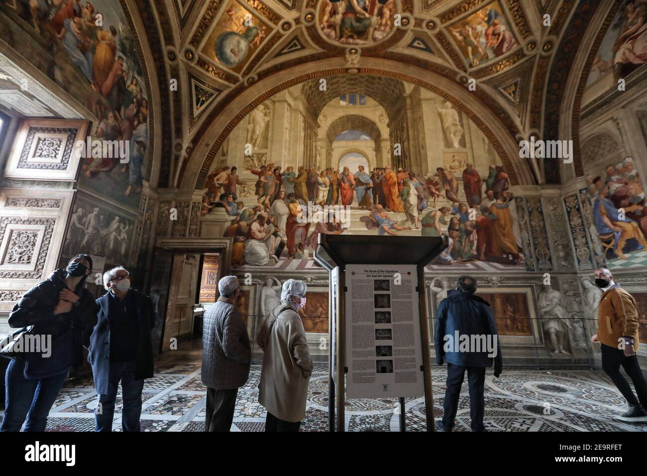 Vatican. 5 février 2021. Les visiteurs observent les salles Raphaël aux musées du Vatican, le 5 février 2021. Les musées du Vatican, précédemment fermés en raison de l'épidémie de COVID-19, ont rouvert à compter du 1er février, tandis que les visiteurs sont tenus de prendre rendez-vous en ligne avant leur arrivée. Credit: Cheng Tingting/Xinhua/Alay Live News Banque D'Images