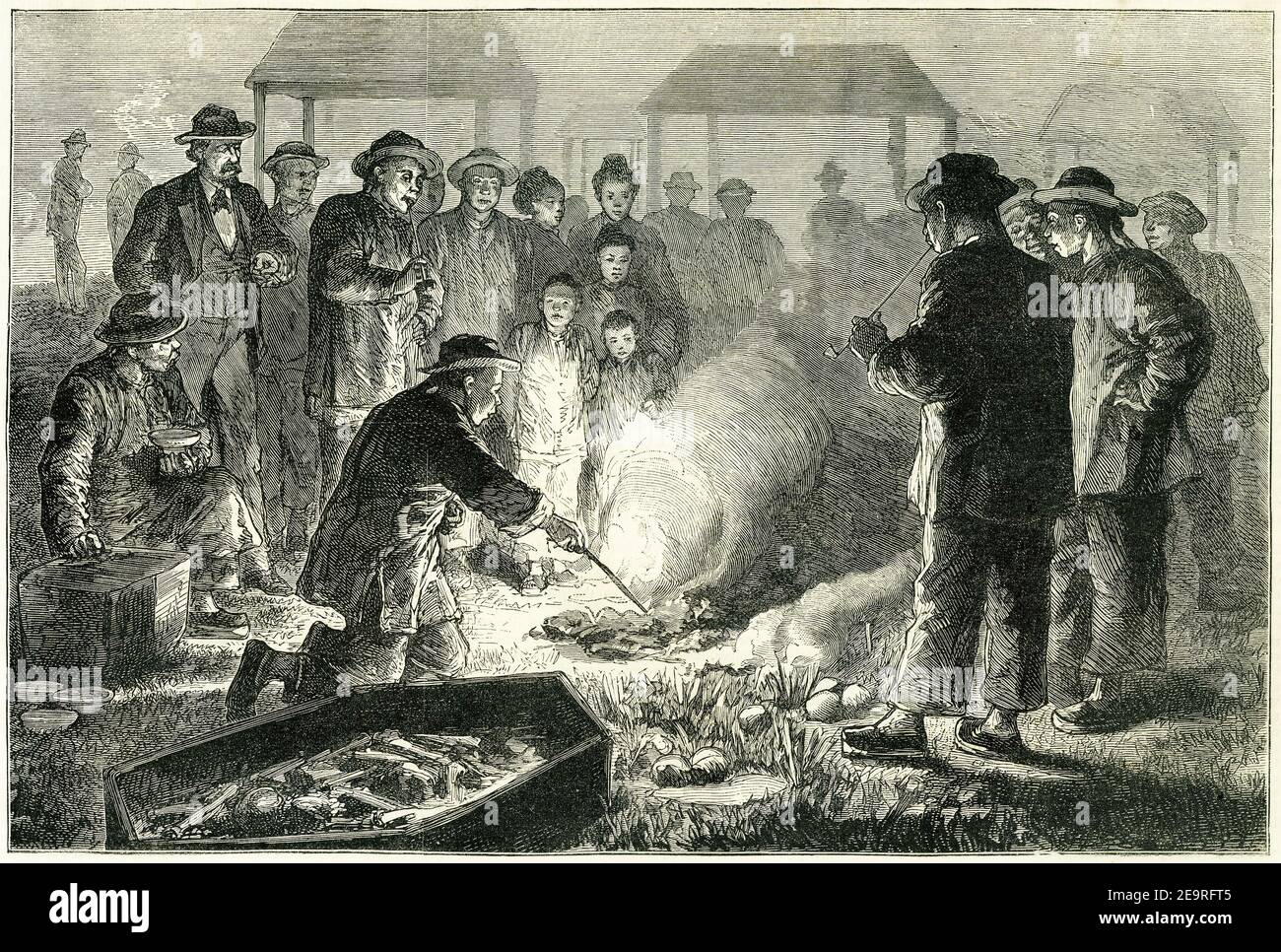 Gravure de Chinois à San Francisco nettoyant les os des morts dans le cadre de leurs coutumes traditionnelles de sépulture. Banque D'Images