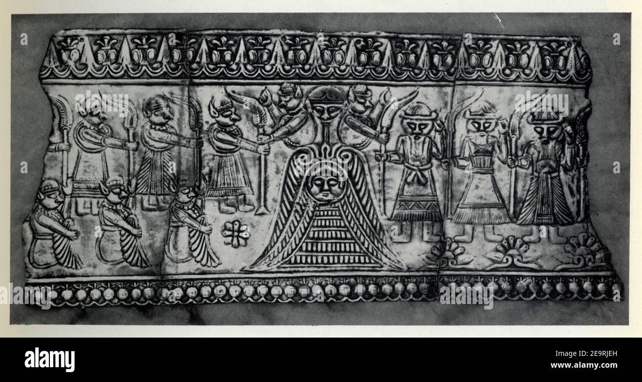 Plaque en argent Décorée du dieu Zurvan donnant reconnaissance aux deux jumeaux Ahura Mazda et Ahriman.Iran.Luistan. Banque D'Images