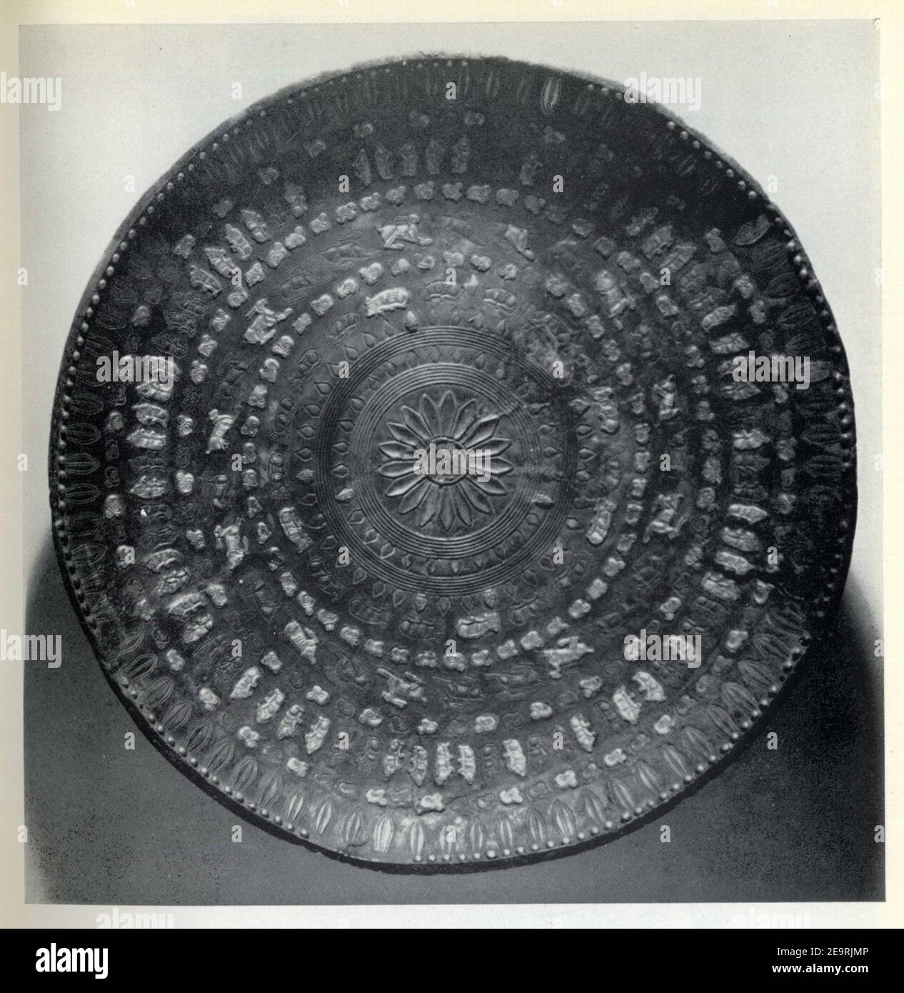 Grand plat en argent .incrustations en Or,dix cercles concentriques représentant des feuilles lancéolées,des têtes d'oiseaux de joie,des fétins scyth Banque D'Images