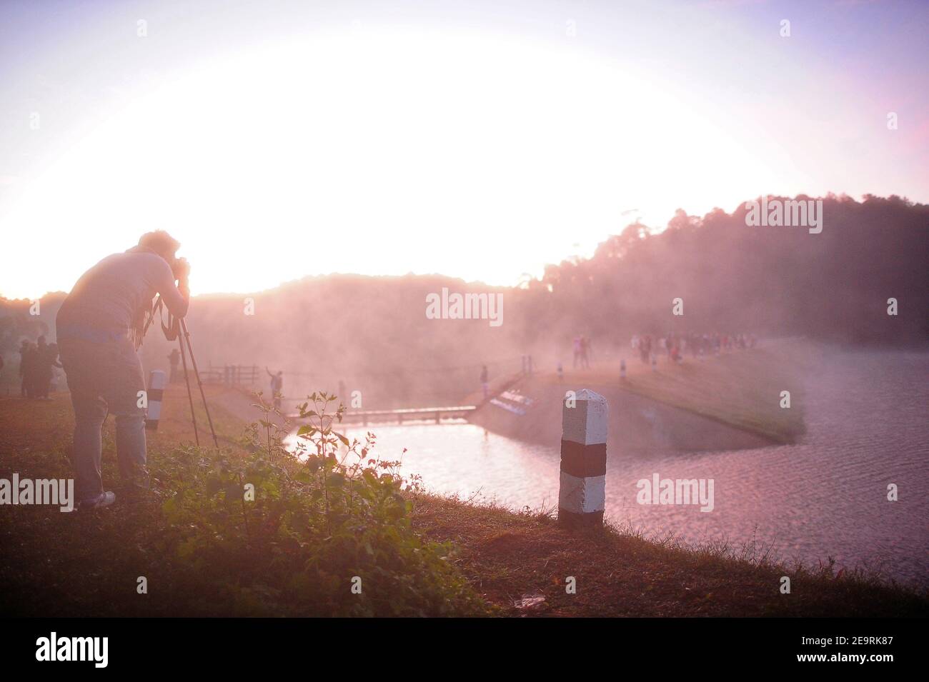 Le matin, le soleil est venu sur l'eau. Cela a causé beaucoup de fumée et de brouillard, les touristes ont pris des photos dans la vallée et l'eau à Pang Ung Rese Banque D'Images
