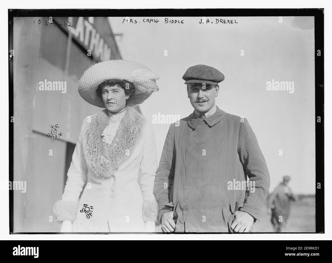 Mme Craig Biddle et J.A. Armstrong marcher ensemble Banque D'Images