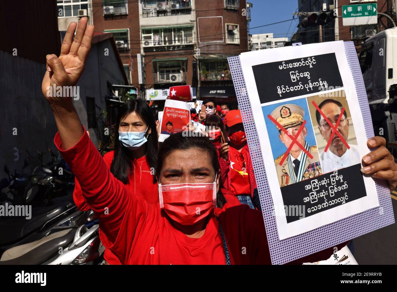 Des membres de la communauté birmane à Taipei protestent contre le coup d'État militaire du Myanmar à Little Burma, qui abrite de nombreux immigrants birmans de Taïwan, à Taipei, Taïwan, le 6 février 2021. REUTERS/Ann Wang Banque D'Images