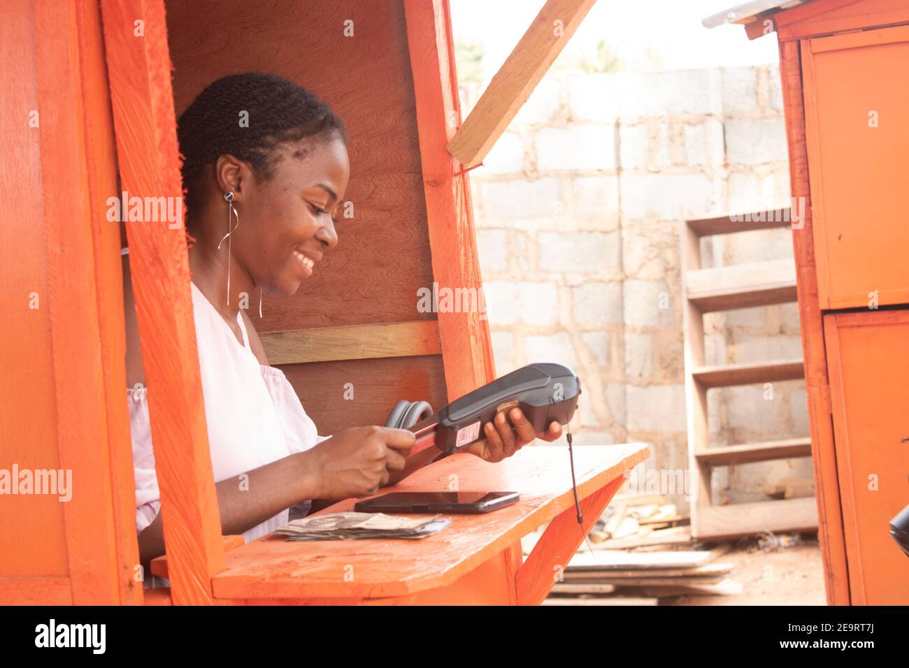 femme africaine utilisant une machine de point de vente Banque D'Images