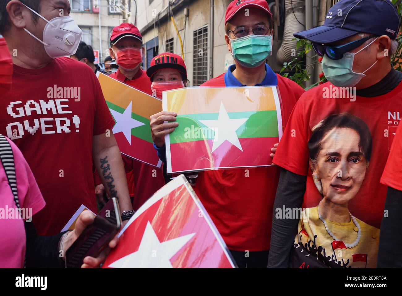 Des membres de la communauté birmane à Taipei protestent contre le coup d'État militaire du Myanmar à Little Burma, qui abrite de nombreux immigrants birmans de Taïwan, à Taipei, Taïwan, le 6 février 2021. REUTERS/Ann Wang Banque D'Images