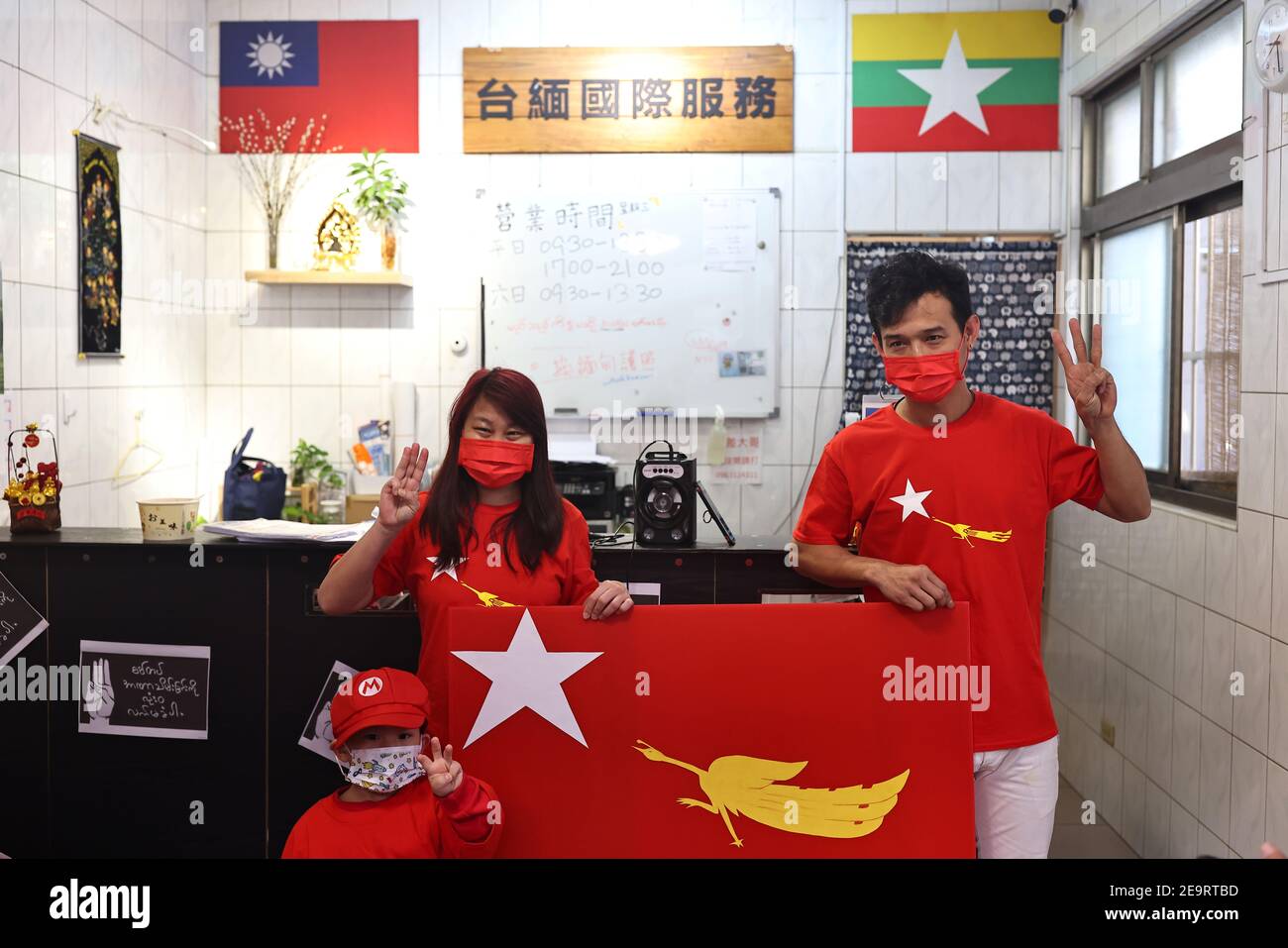 Des membres de la communauté birmane à Taipei protestent contre le coup d'État militaire du Myanmar à Little Burma, qui abrite de nombreux immigrants birmans de Taïwan, à Taipei, Taïwan, le 6 février 2021. REUTERS/Ann Wang Banque D'Images
