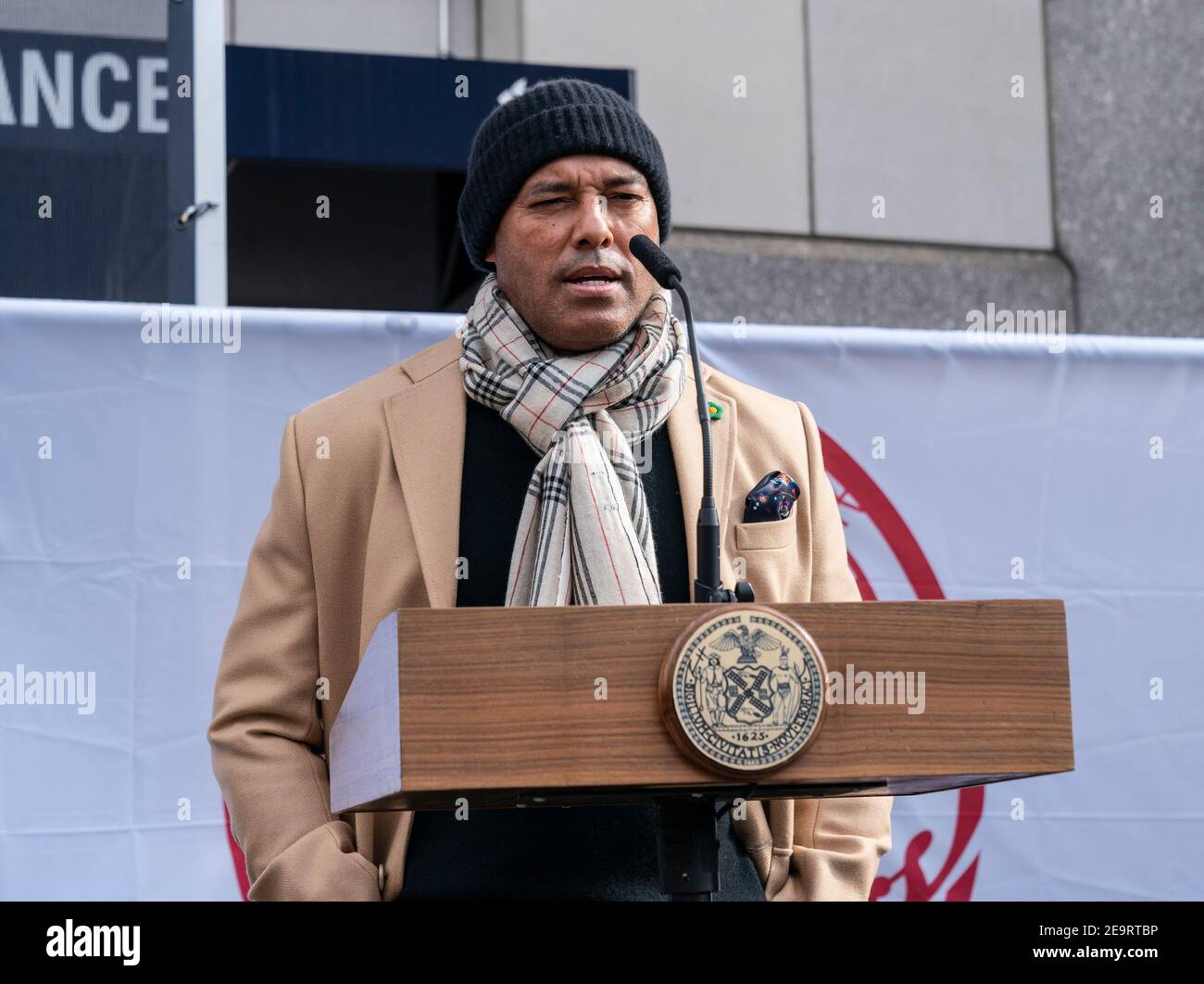 New York, NY - le 5 février 2021 : Mariano Rivera s'exprime à l'ouverture du site de vaccination de masse au Yankee Stadium avec le logo de l'équipe de baseball des Yankees en toile de fond Banque D'Images
