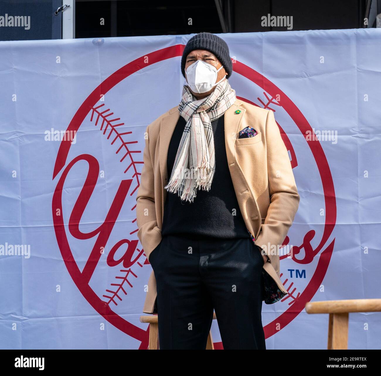 New York, NY - 5 février 2021 : Mariano Rivera assiste à l'ouverture du site de vaccination de masse au Yankee Stadium avec le logo de l'équipe de baseball des Yankees sur fond de toile de fond Banque D'Images