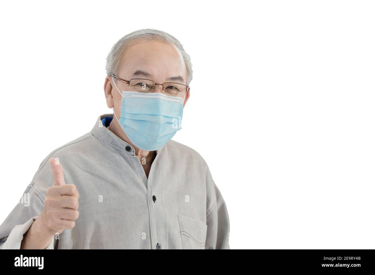 Asiatique senior homme aîné avec masque de visage main montrant des pouces up isolé sur fond blanc avec masque Banque D'Images