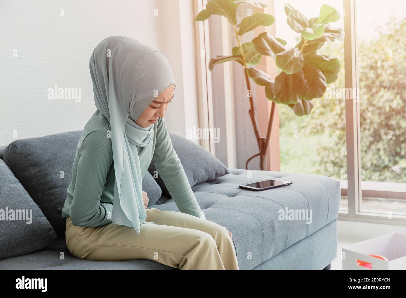 les femmes arabes maux d'estomac crampes graves, douleurs abdominales de la menstruation ou de l'expression de problèmes de santé de période Banque D'Images