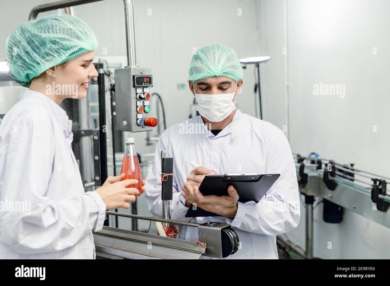 Usine de produits alimentaires et de boissons l'équipe de contrôle qualité de l'audit ISO travaille, vérifie l'hygiène et contrôle des normes de processus dans la chaîne de production de l'usine. Banque D'Images