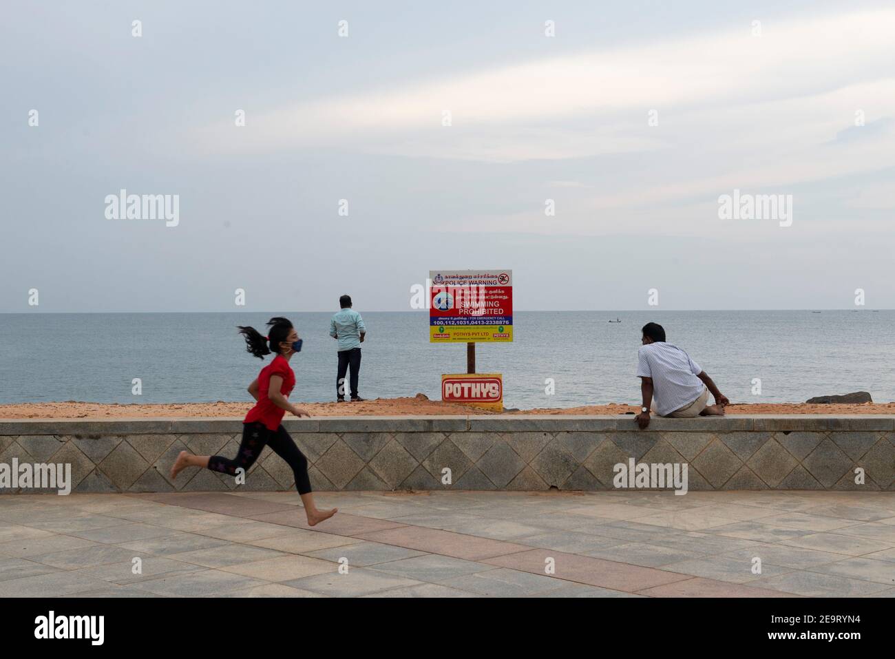 PONDICHÉRY, INDE - novembre 2020 : la promenade au bord de la mer est vide, en raison de restrictions de covid. Banque D'Images