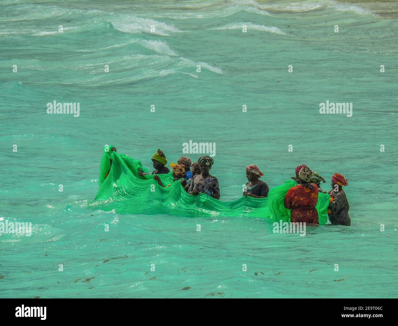 Les pêcheurs qui tentent de pêcher de façon traditionnelle sur l'une des plages de l'île de zanzibar, en Tanzanie. Banque D'Images