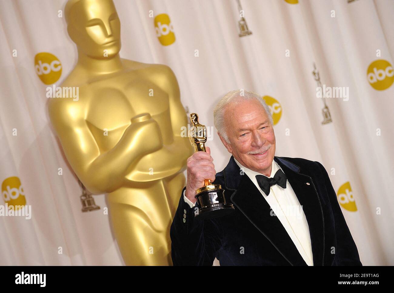 6 février 2021. DOSSIER : Christopher Plummer Dies à 91. Photo du dossier en date du 26 février 2012 de Christopher Plummer pose avec la performance par un acteur dans un rôle de soutien dans la salle de presse aux 84e Annual Academy Awards qui ont eu lieu au Kodak Theatre de Los Angeles, CA, Etats-Unis. Christopher Plummer, qui a joué dans le son de la musique, a gagné un Oscar pour les débutants et a été nominé pour tout l'argent dans le monde et la dernière station, est mort, à 91 ans, paisiblement aujourd'hui à son domicile dans le Connecticut, a confirmé sa famille. Credit: Abaca Press/Alay Live News Banque D'Images