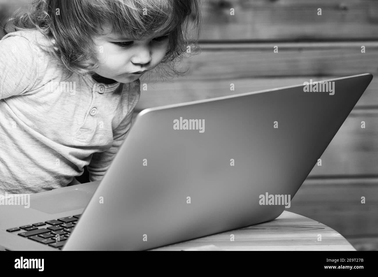 Mignon Drole Petit Garcon Jouant Sur Ordinateur Et Telephone Mobile Pres Des Blocs De Construction De Jouet A L Interieur Photo Stock Alamy