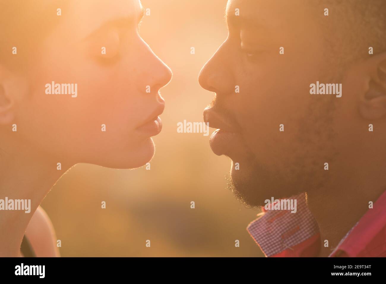 Femme et homme afro-américain prêt à embrasser pendant les vacances d'été. Couple amoureux. Famille multiethnique, diversité. Couple, amoureux, relations Banque D'Images