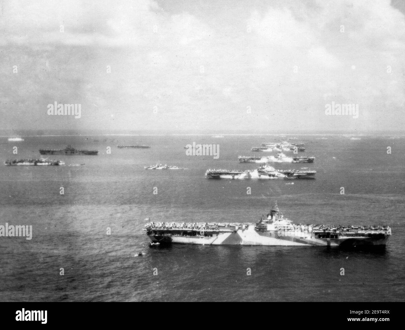 Les meurtriers sont à Ulithi Atoll - US Third Fleet Carriers À l'ancre le 8 décembre 1944 Banque D'Images