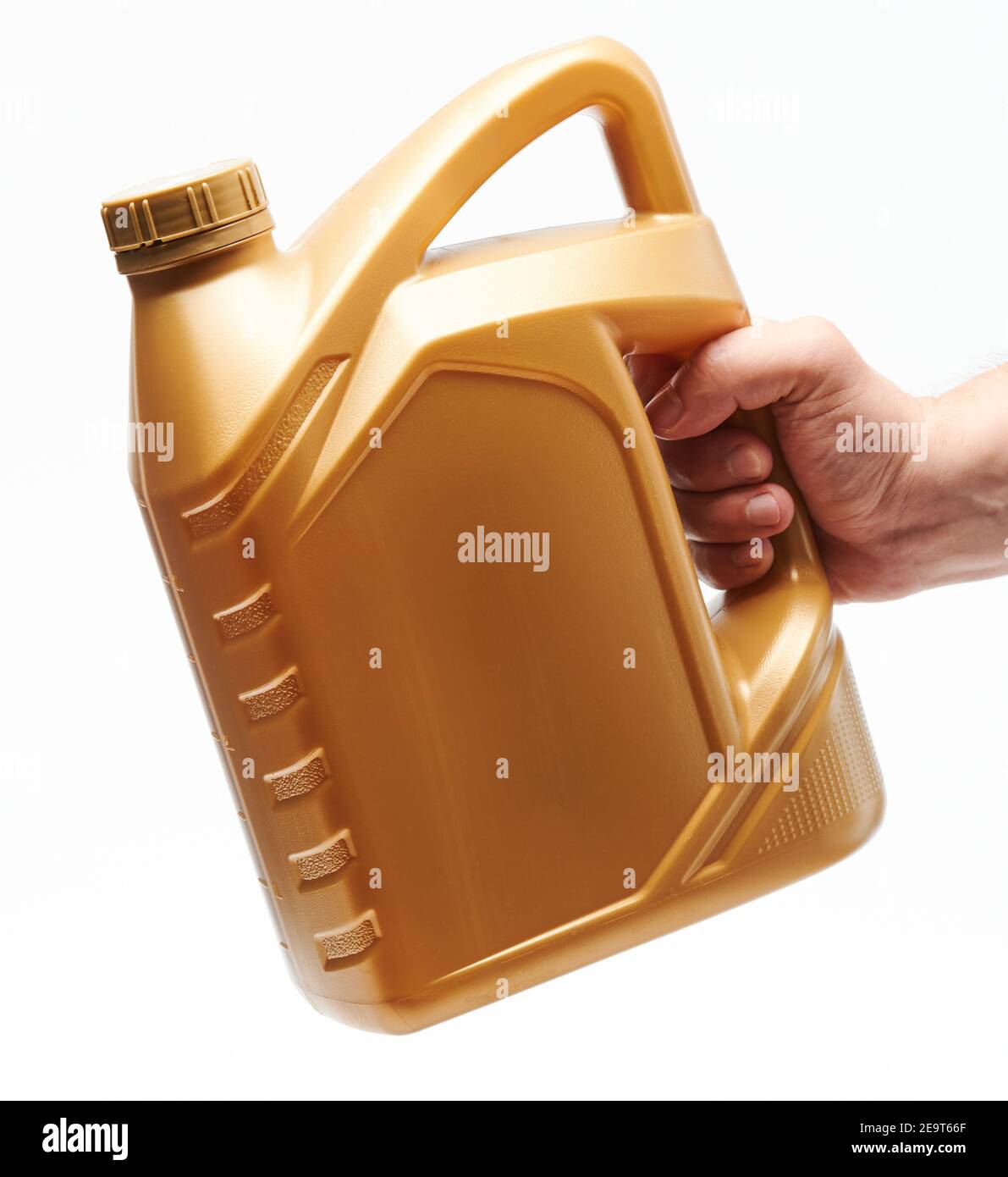 Jerrycan en plastique jaune à la main isolé sur fond blanc Banque D'Images