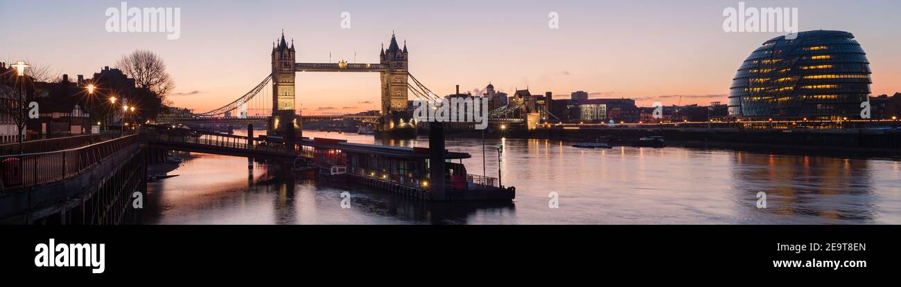 Londres - vue panoramique le long de la Tamise montrant la Tour Pont et hôtel de ville avec Tower Millennium Pier dans le premier plan Banque D'Images