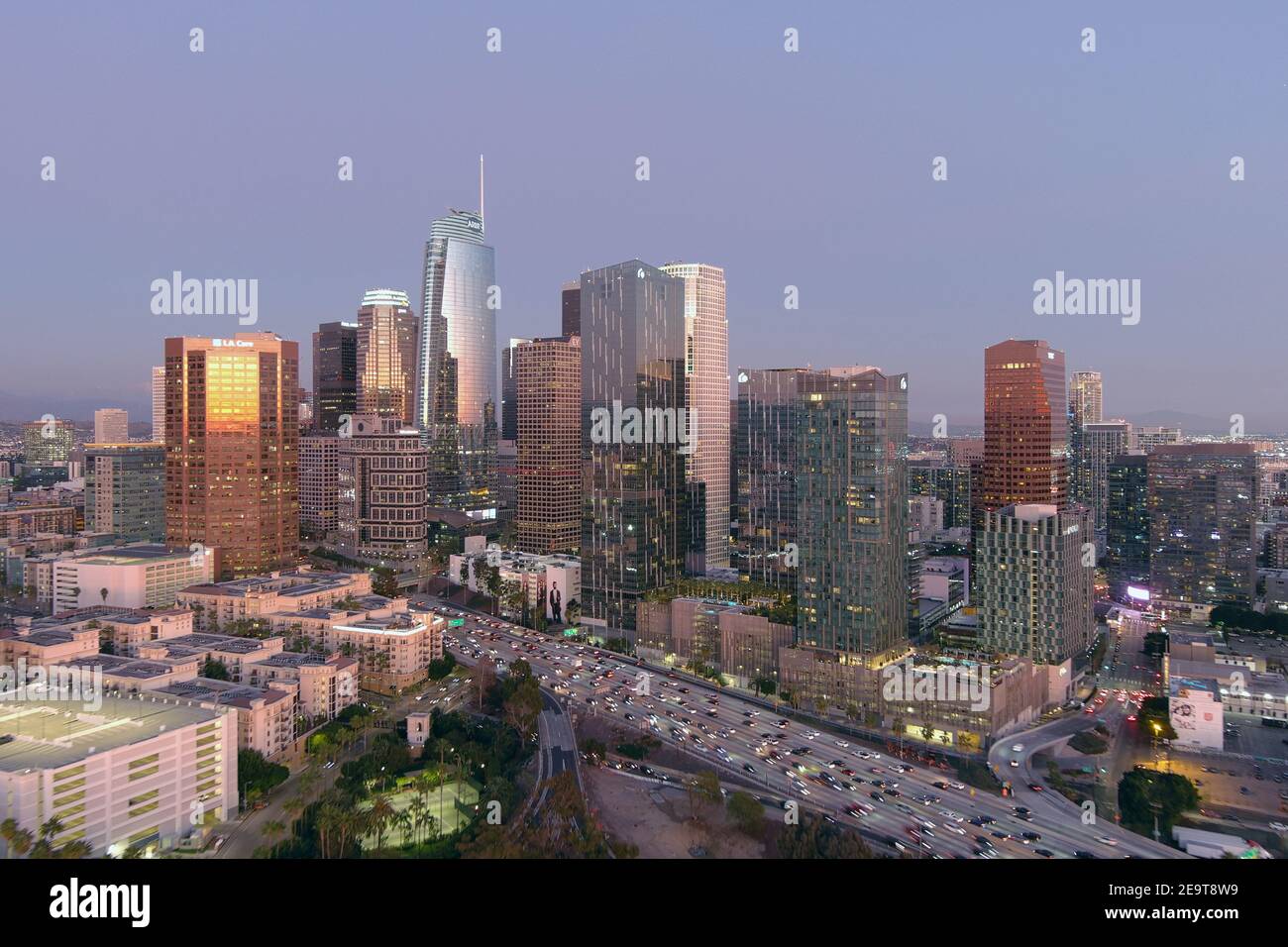 Une vue aérienne de la ligne d'horizon du centre-ville de Los Angeles, vendredi 5 février 2021. Banque D'Images